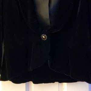 Stunning and soft cropped black blazer